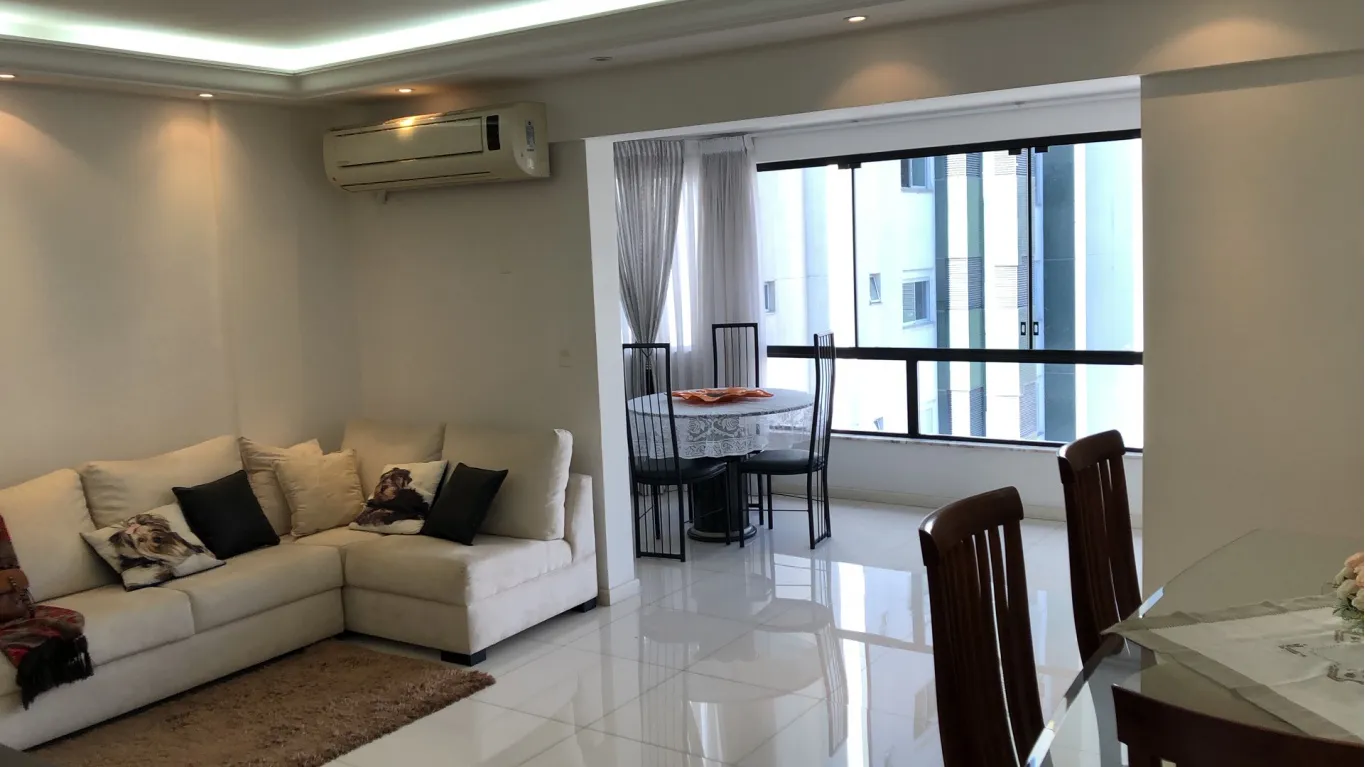 Apartamento à venda com 3 quartos, sendo 1 suíte, 2 vagas, 139m² na rua Chile no Ponta Aguda, Blumenau