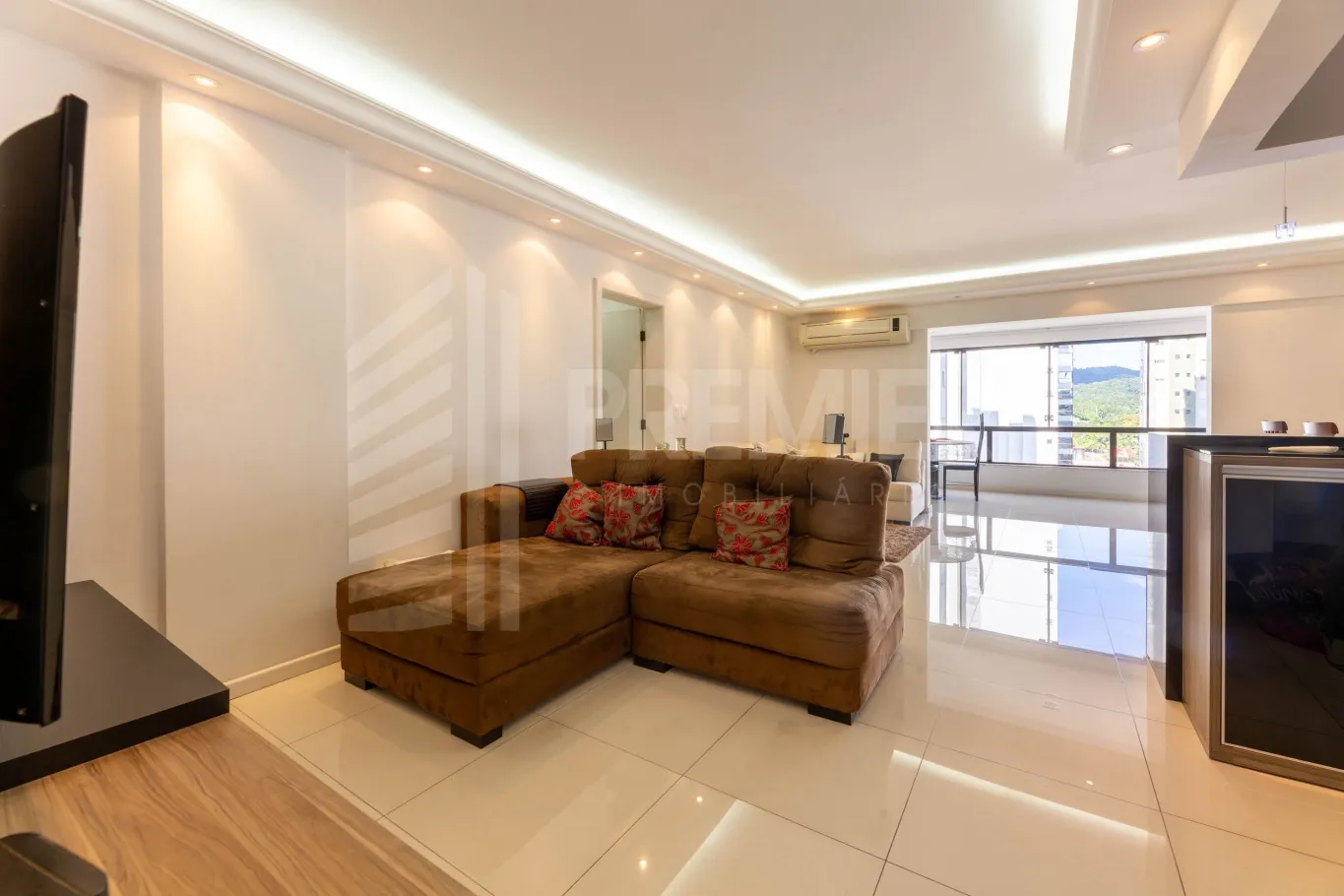 Apartamento à venda com 3 quartos, sendo 1 suíte, 2 vagas, 139m² na rua Chile no Ponta Aguda, Blumenau