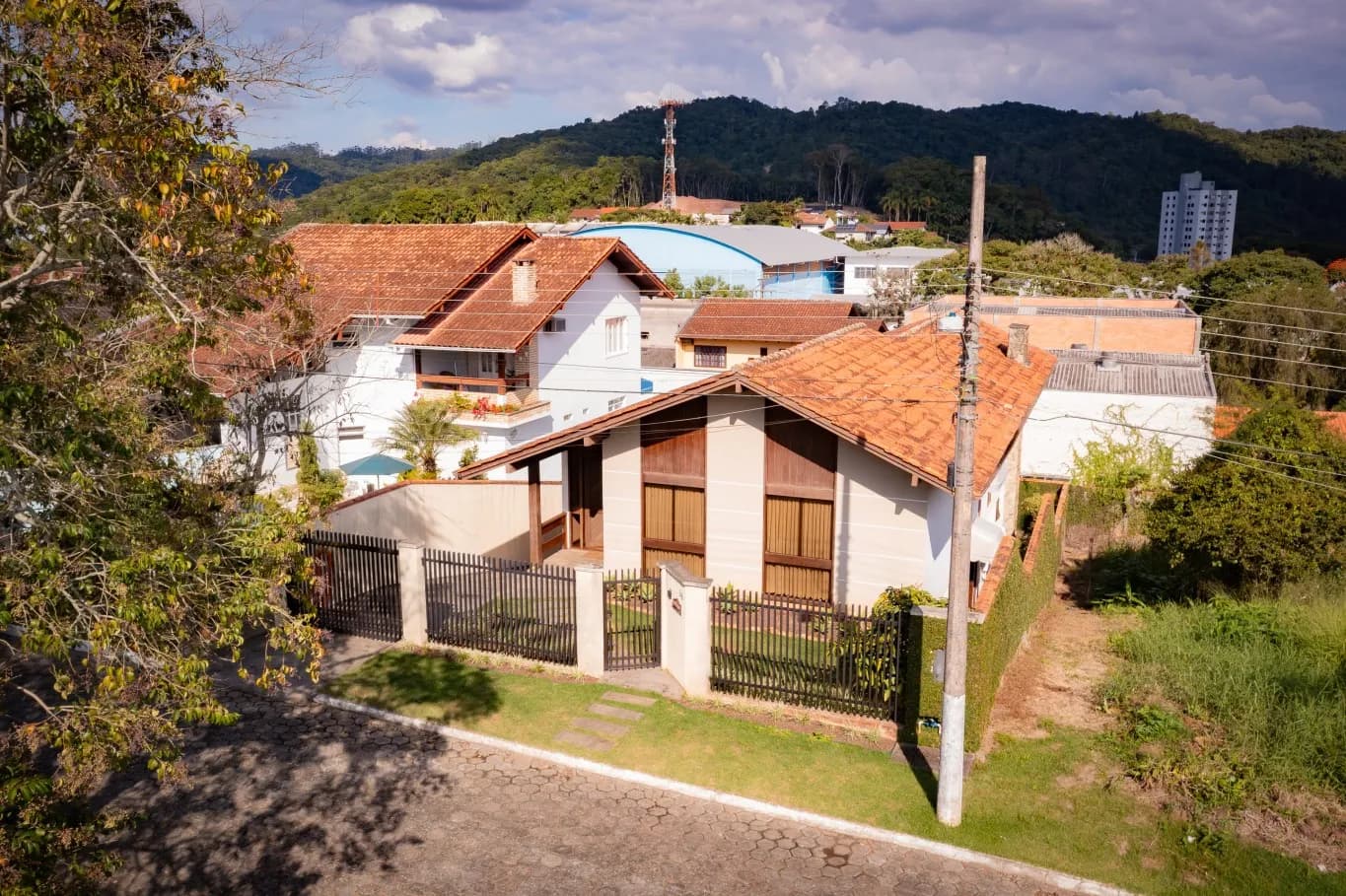 Foto de Casa à venda com 3 quartos, sendo 1 suíte, 2 vagas, 240m² na Alameda Roberto Grossembacher no Vorstadt, Blumenau