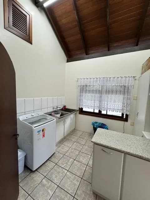Casa à venda com 3 quartos, sendo 1 suíte, 3 vagas, 280m² na Rua Antônio Zendron no Valparaiso, Blumenau