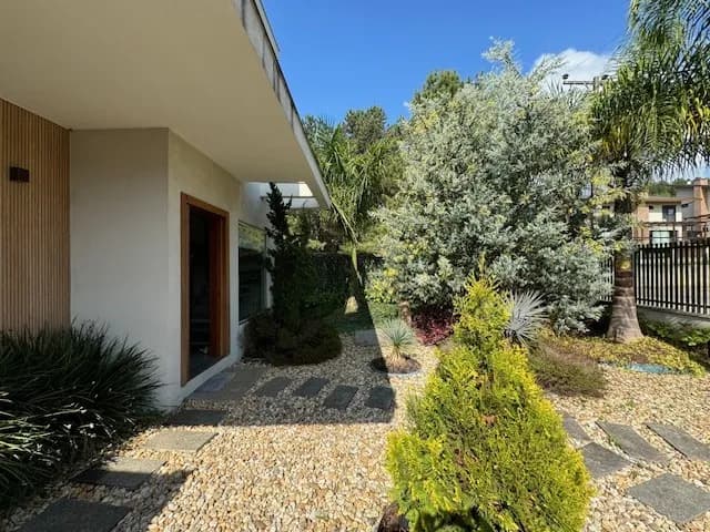Casa à venda com 3 quartos, sendo 3 suítes, 300m² na Rua das Sibipirunas no Barragem Rio Bonito, Rio dos Cedros