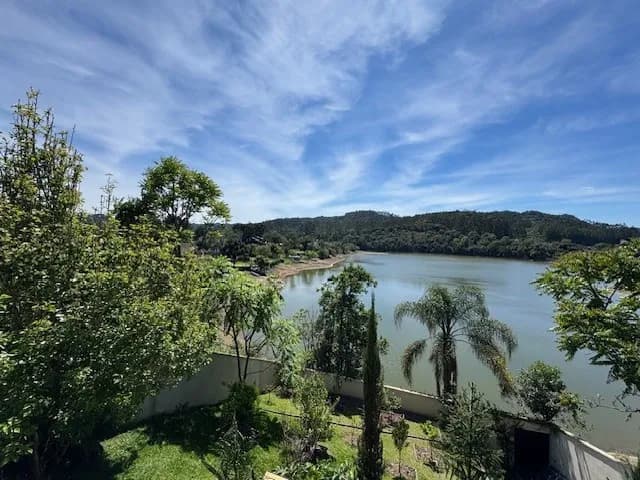 Casa à venda com 3 quartos, sendo 3 suítes, 300m² na Rua das Sibipirunas no Barragem Rio Bonito, Rio dos Cedros