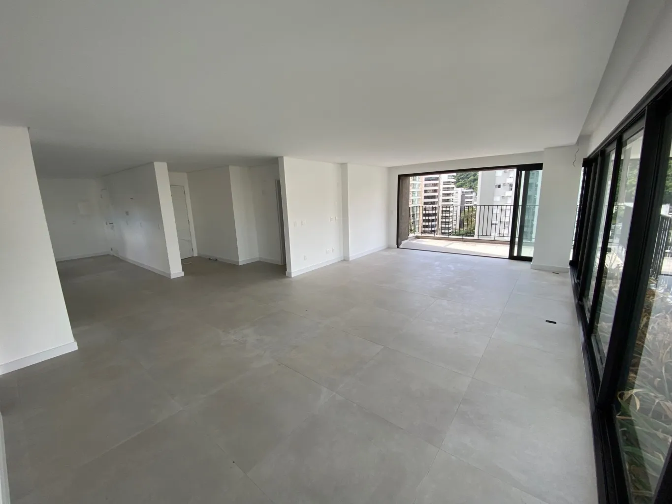 Apartamento à venda com 3 quartos, sendo 3 suítes, 3 vagas, 182m² na Rua Victor Konder no Victor Konder, Blumenau