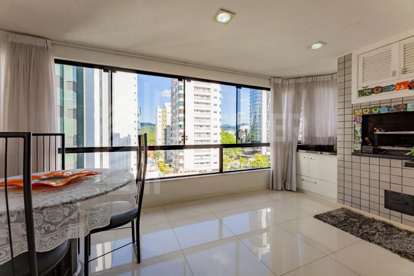 Foto de Apartamento à venda com 3 quartos, sendo 1 suíte, 2 vagas, 139m² na rua Chile no Ponta Aguda, Blumenau